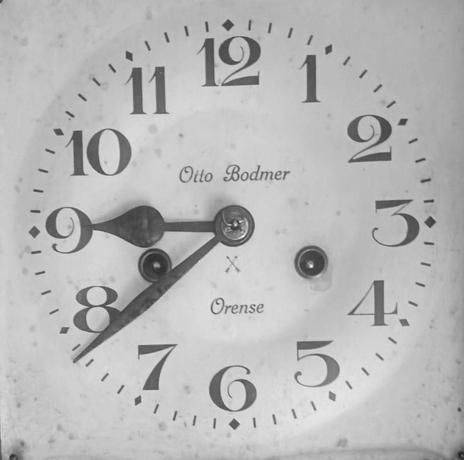 El señor Otto Bodmer, dueño de la “Relojeria Suiza”, vino de Suiza a reparar el reloj de la Catedral y aquí se instalo en la calle Pereira 1. Muere en 1948