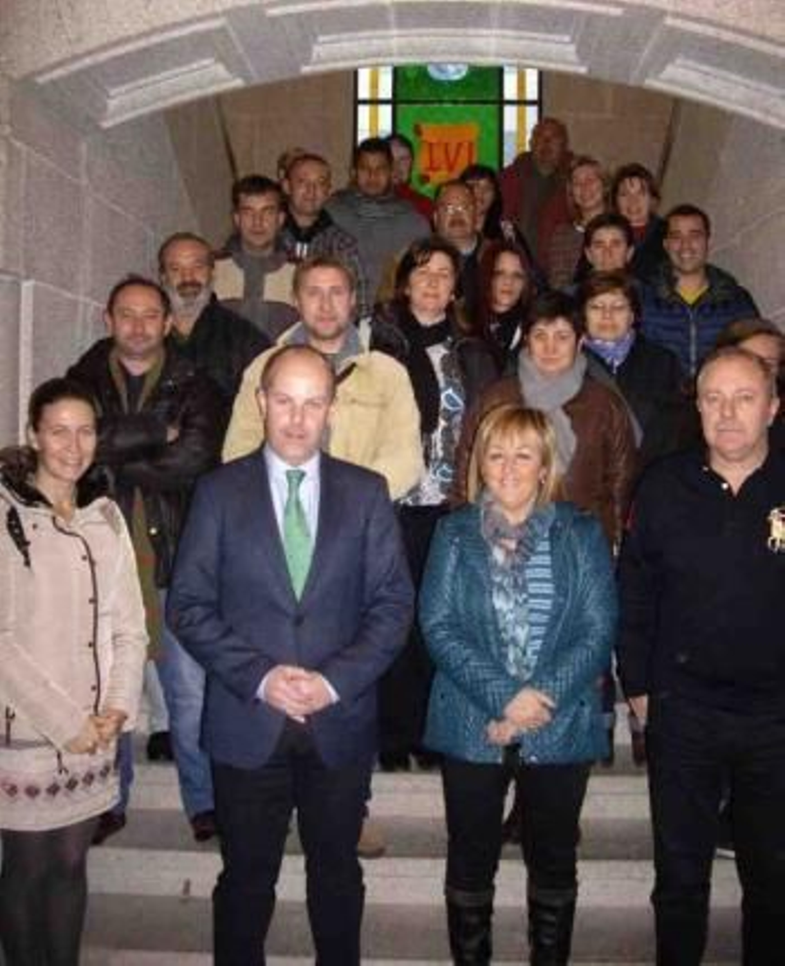 El alcalde tudense con los nuevos contratados.