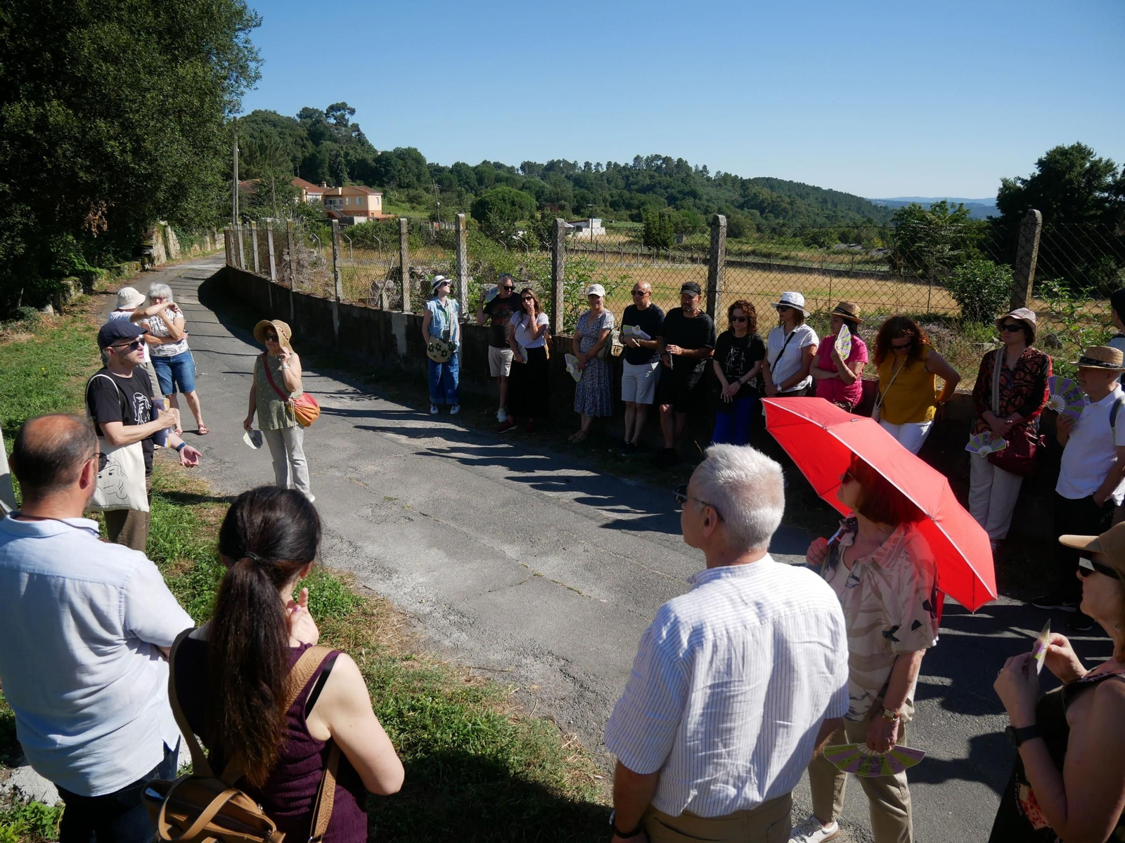 Los asistentes recorren la ruta de Carmen Martín Gaite.