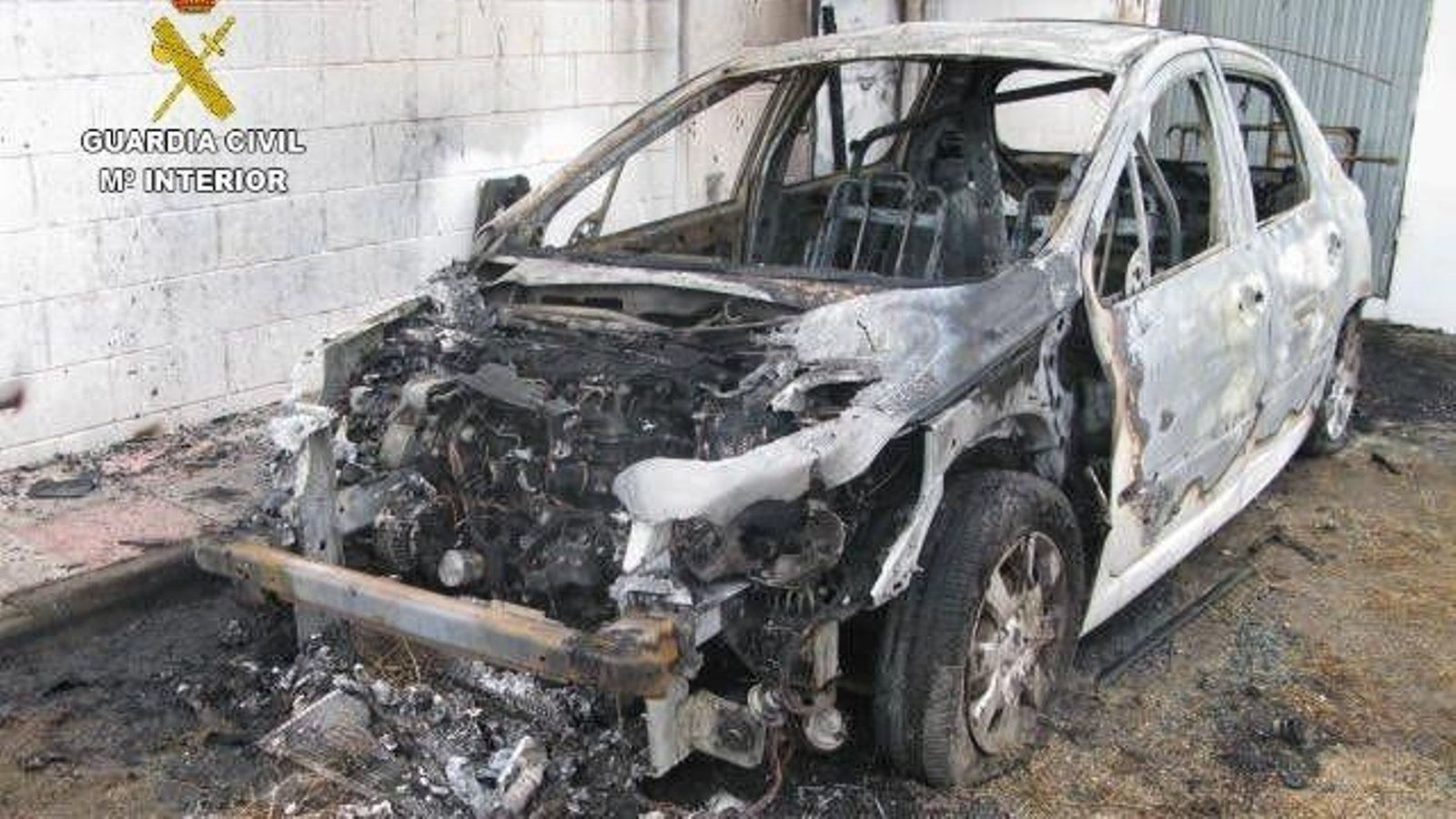 Coche oficial del Ayuntamiento de Cambados (Pontevedra) calcinado en un incendio intencionado