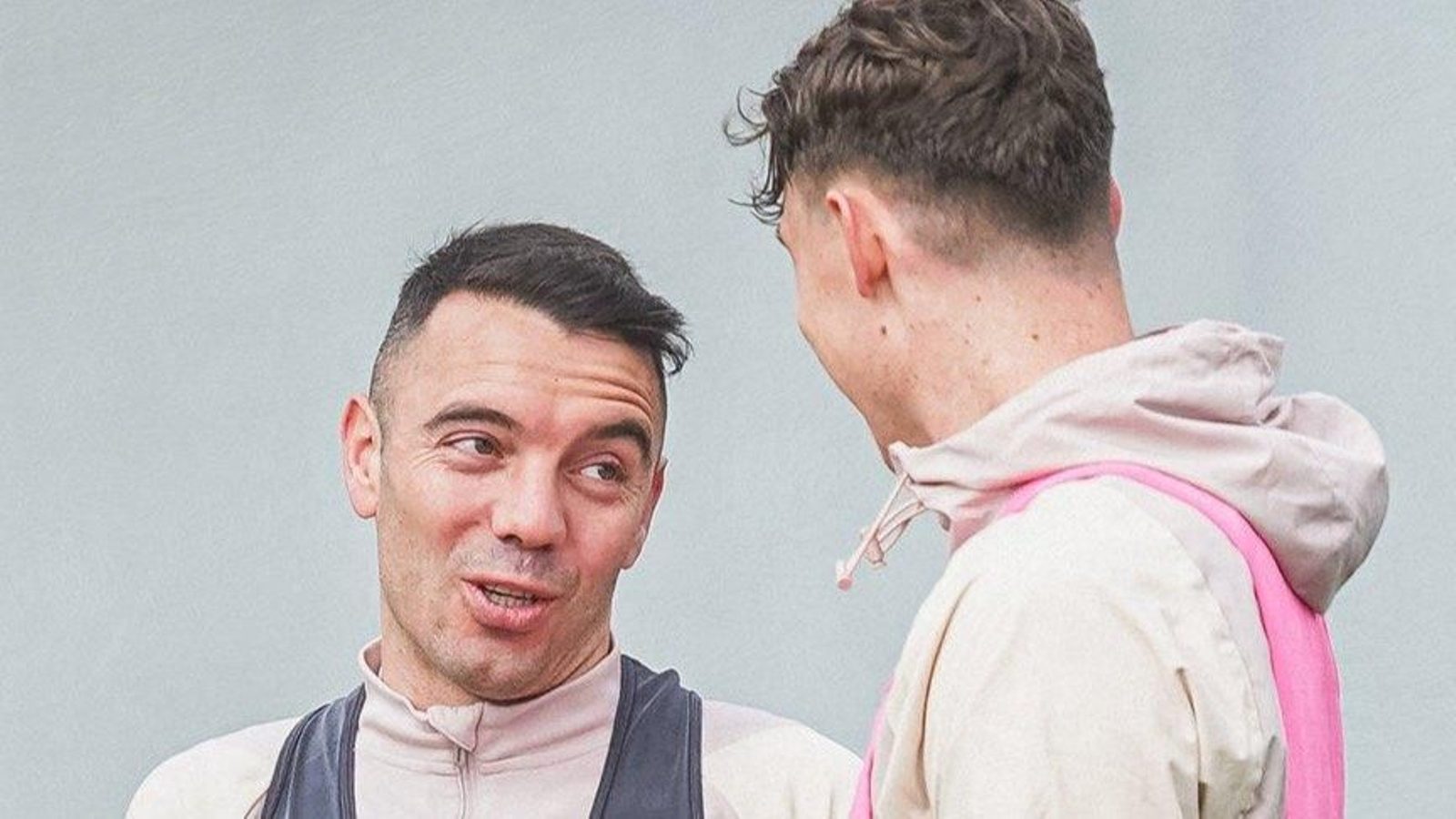 Iago Aspas y Jorgen Strand Larsen charlan durante el entrenamiento de ayer en Mos.
