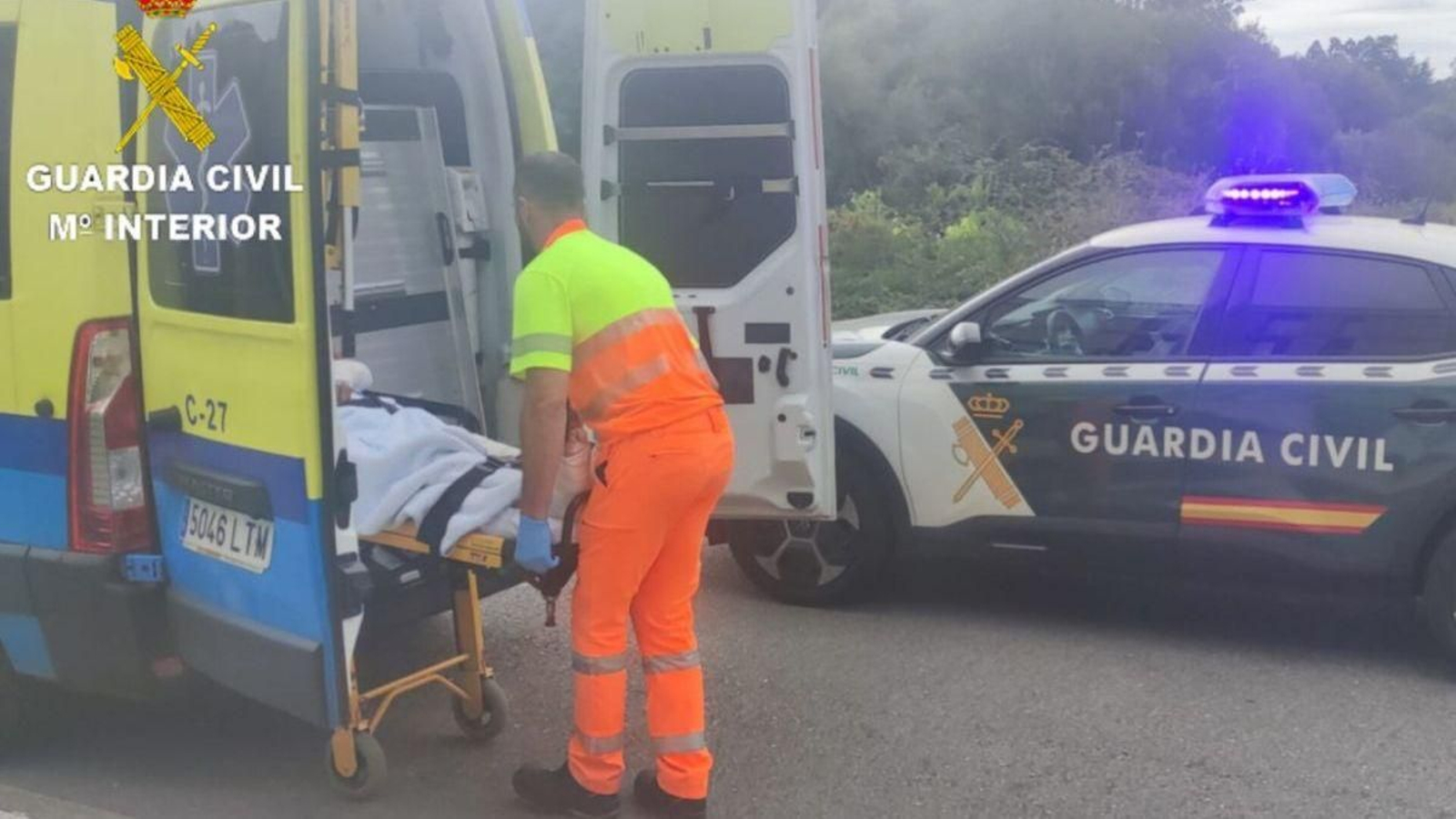 El detenido fue trasladado en camilla, escoltado por la Guardia Civil.