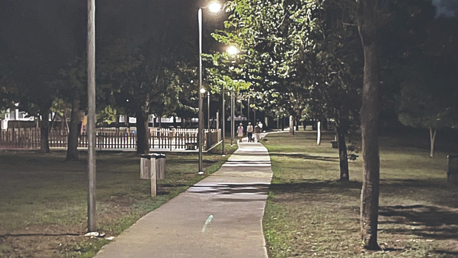 El Concello cambió la totalidad del alumbrado y lo instaló por primera vez en el paseo del Avia.