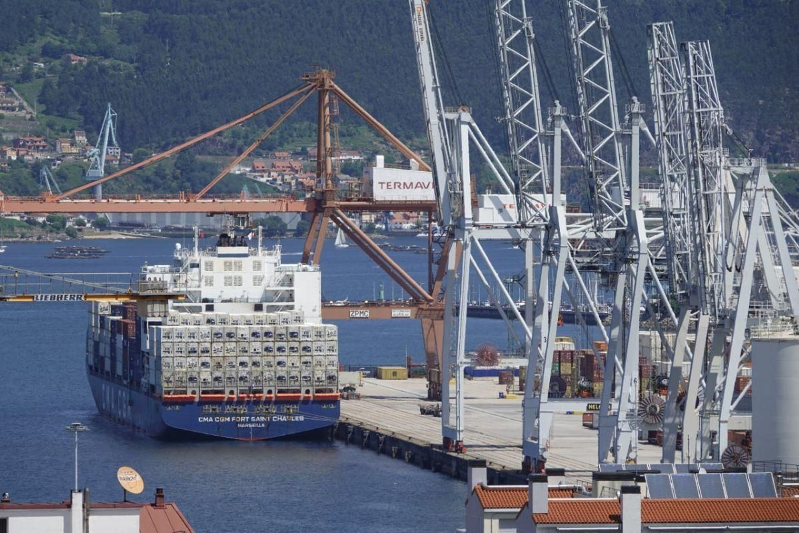 Un superportacontenedores de una línea internacional operando esta semana en Guixar.