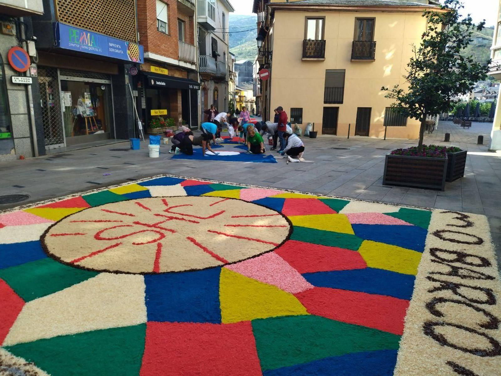 Un instante de la colocación de las alfombras en O Barco.