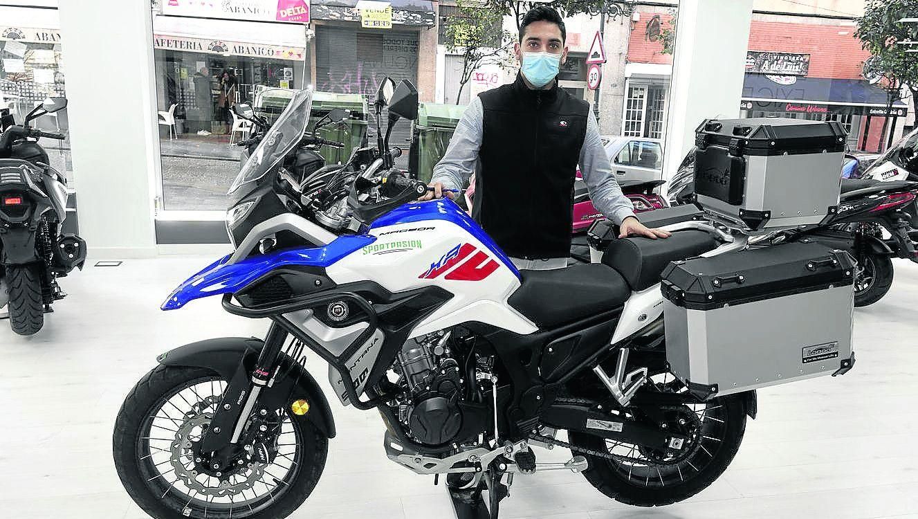 Manuel posa con una de las motos estilo 'trail' de mayor cilindrada de la tienda.