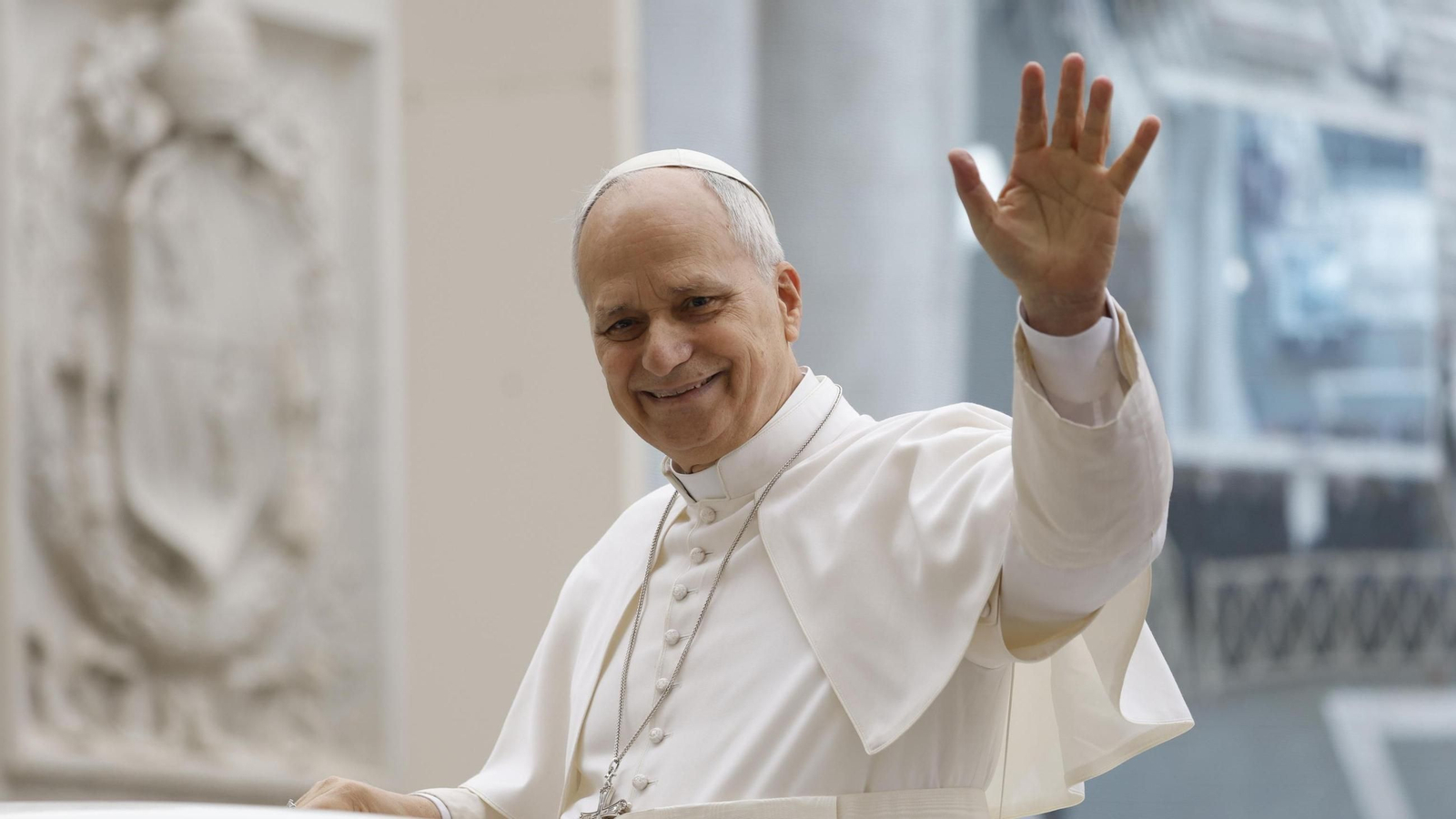 El Papa León XIV saluda durante su audiencia general semanal en la Plaza de San Pedro, Ciudad del Vaticano, 4 de marzo de 2026.
