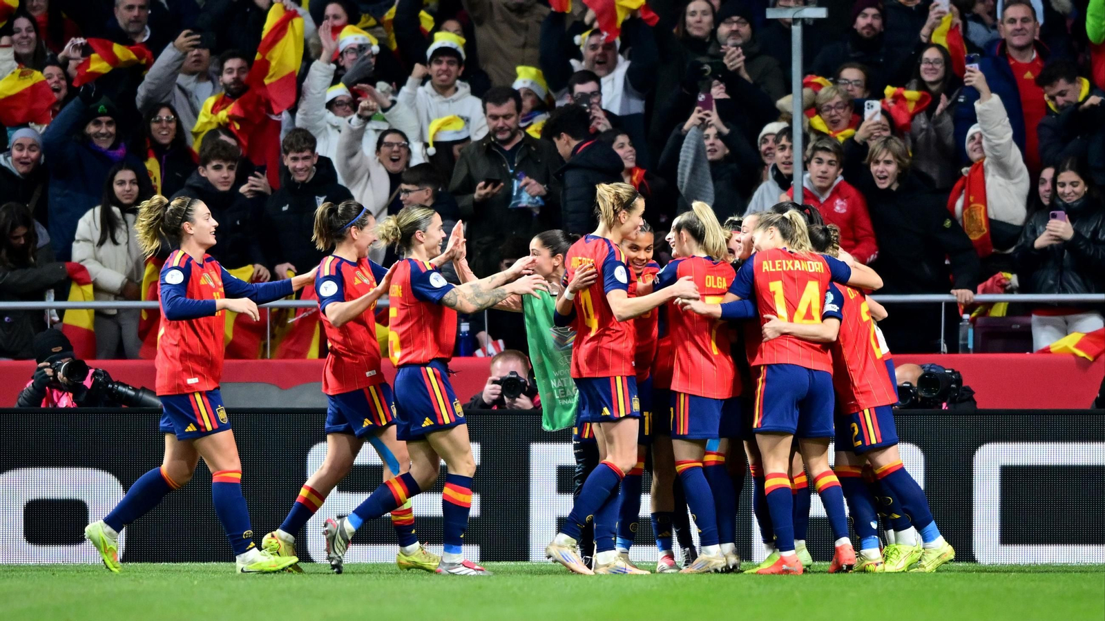 Las jugadoras de España celebran uno de los goles