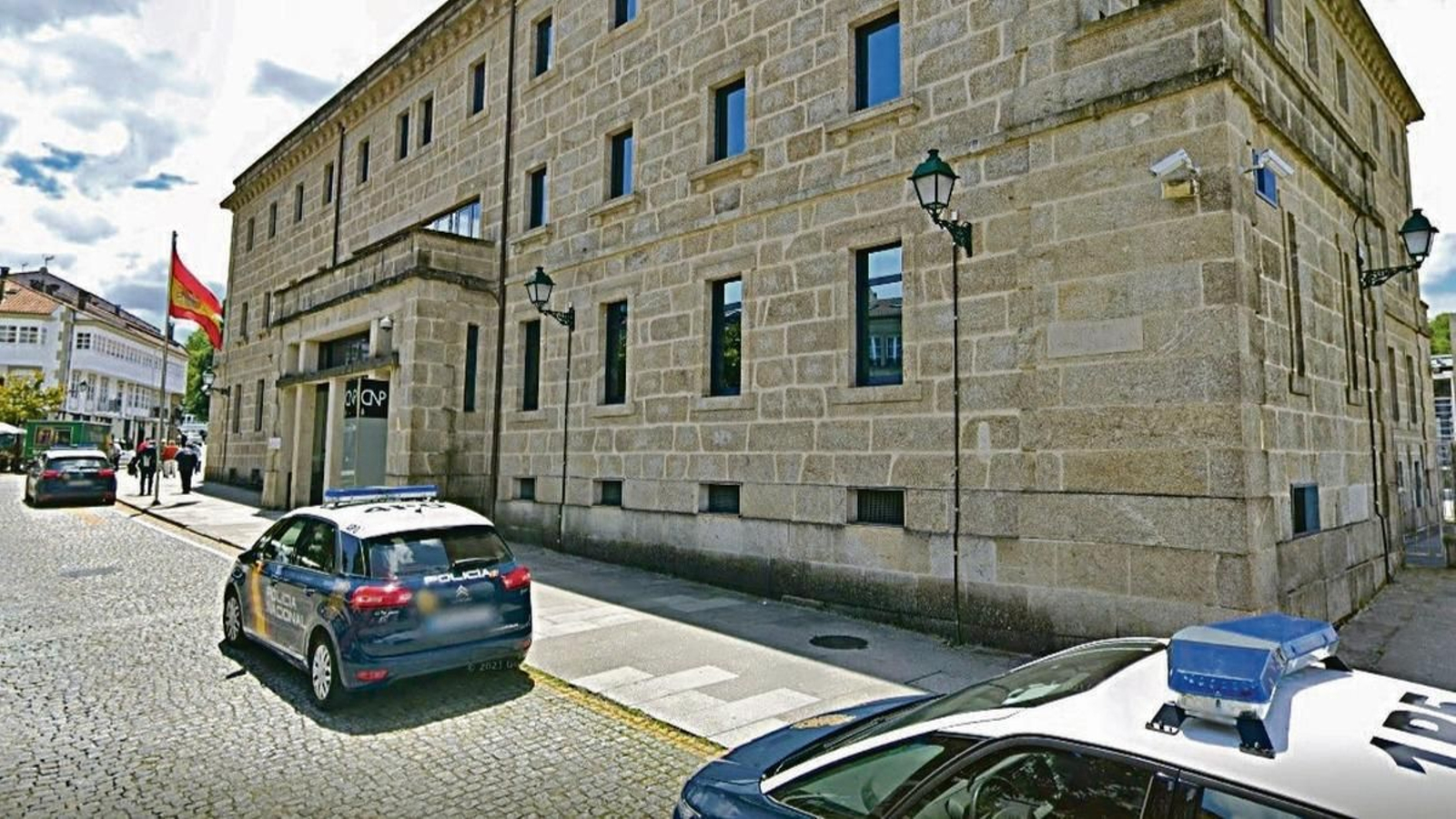 Exterior de la Comisaría de Santiago, donde fueron conducidos los arrestados.