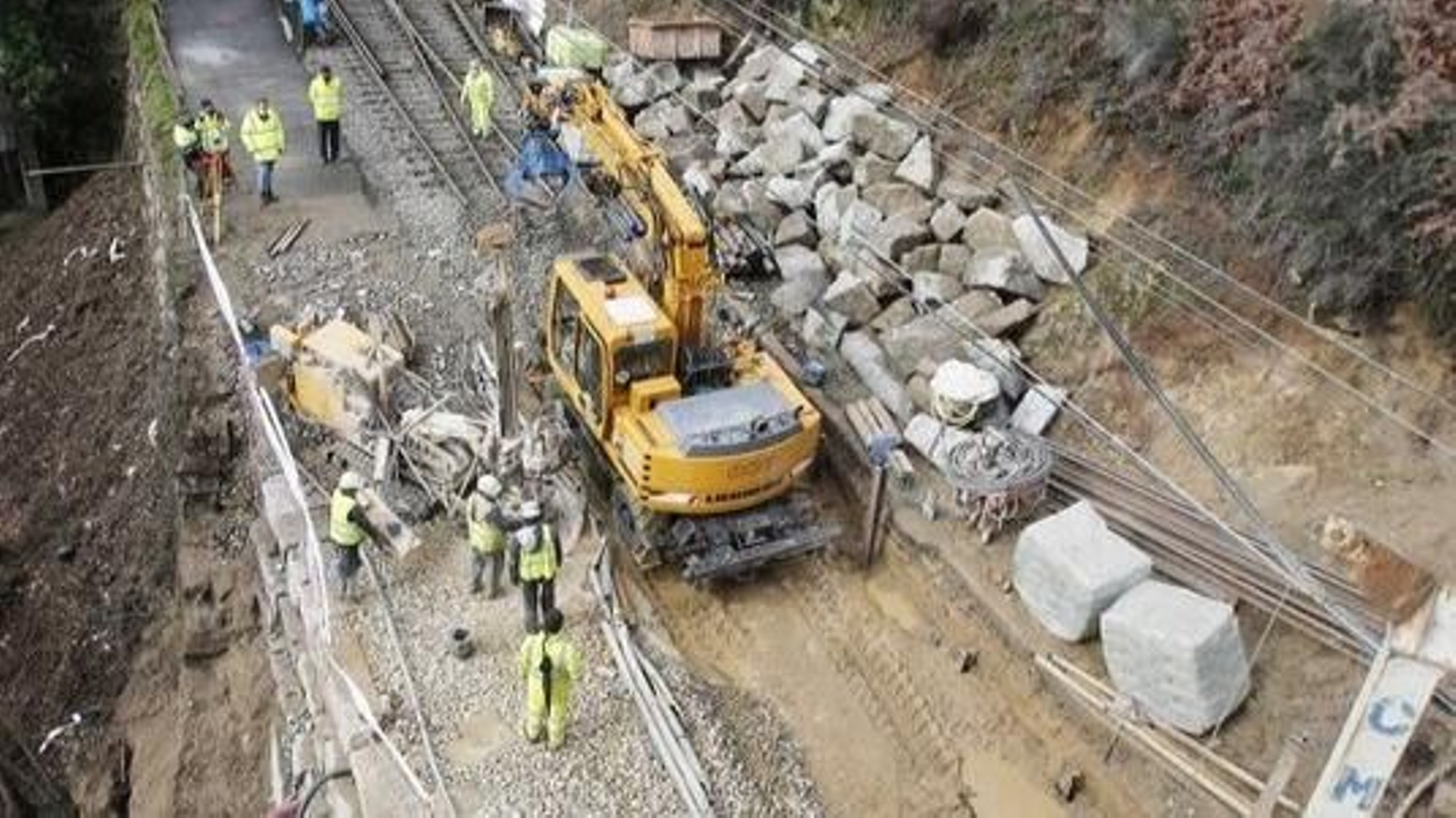 Obras en la línea del Miño. (FOTO: JV LANDÍN)