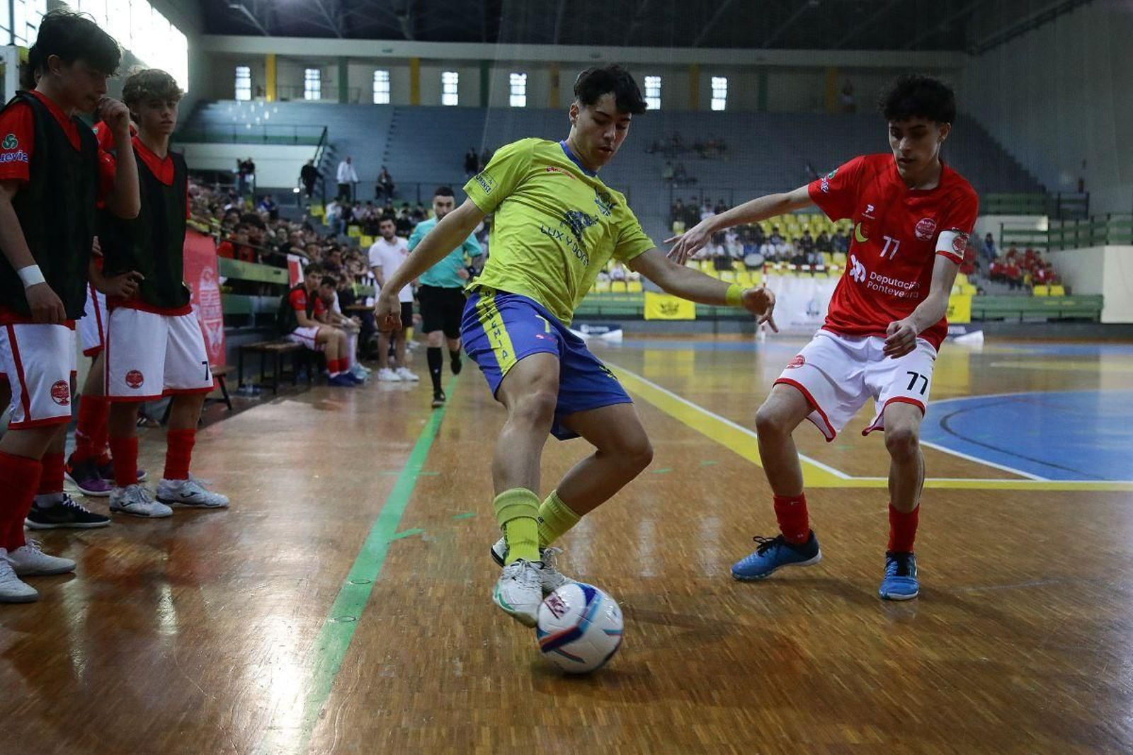 Kevin Fernández, del Academia, conduce la pelota ante Javier Rolland, del IES Coruxo.