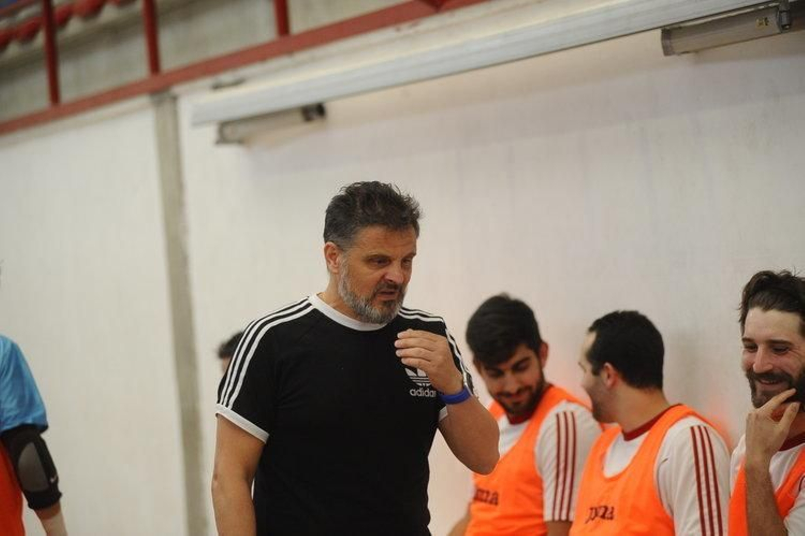 El técnico Xocas Miranda, pensativo durante el derbi gallego ante el Xove.