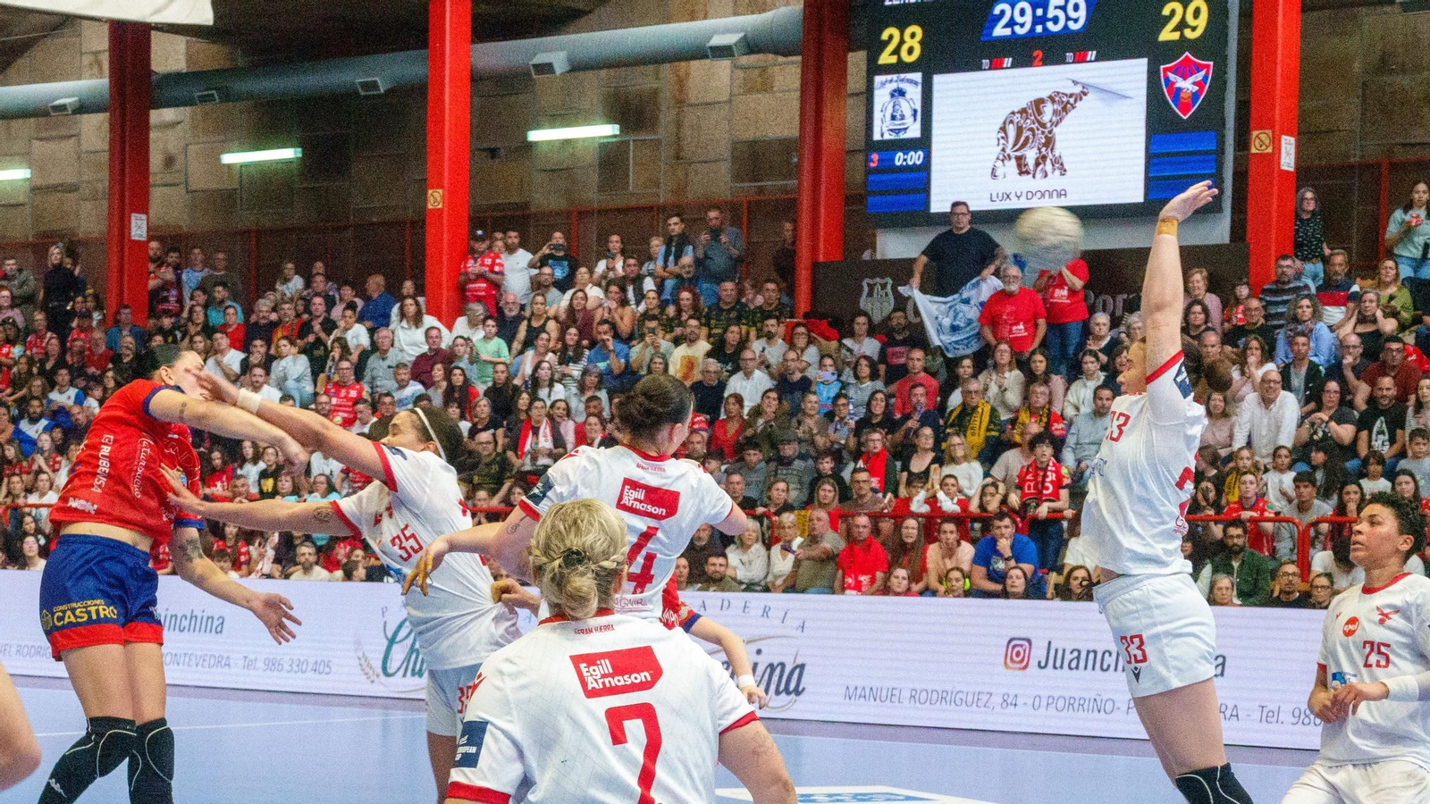 Mica Casasola realizó el último lanzamiento para empatar el partido ante el Valur.