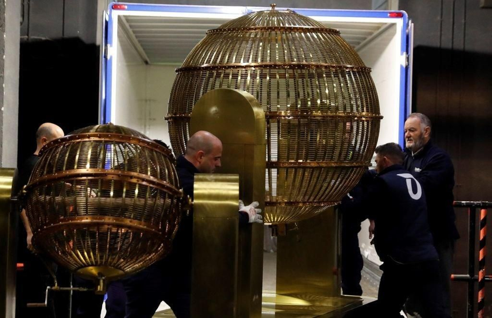 Los bombos de la Lotería de Navidad, a su llegada el jueves al Teatro Real.