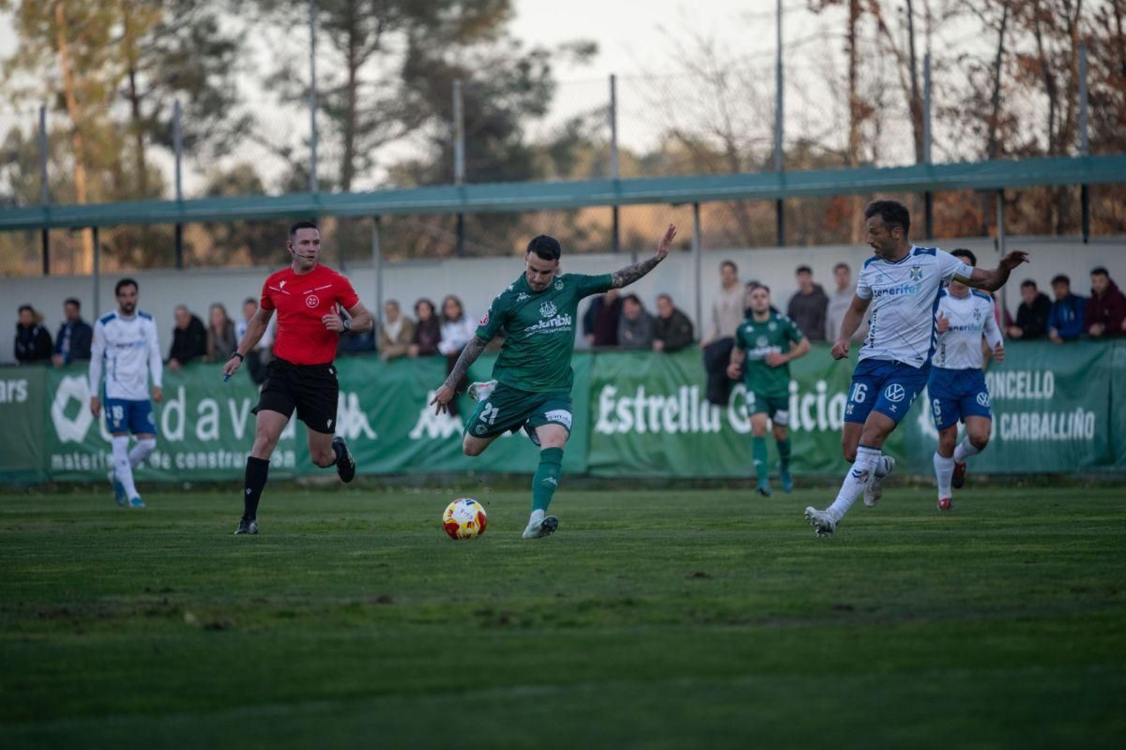 El jugador verde Álex López dispara durante el partido en Espiñedo ante el Tenerife.