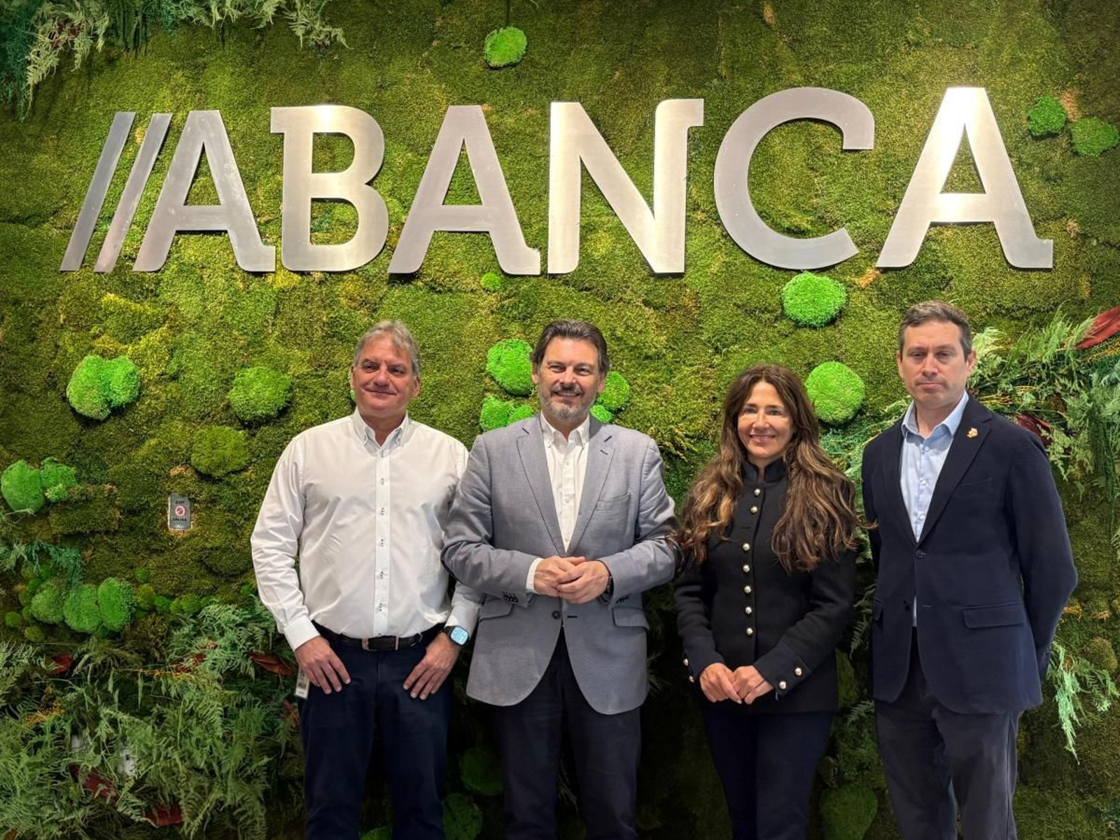 El secretario xeral da Emigración durante un encuentro con Cámaras