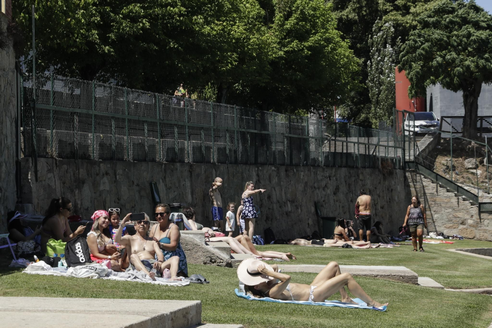 Galería | Primera jornada de las piscinas de Oira abiertas en el día más caluroso del 2026 en Ourense