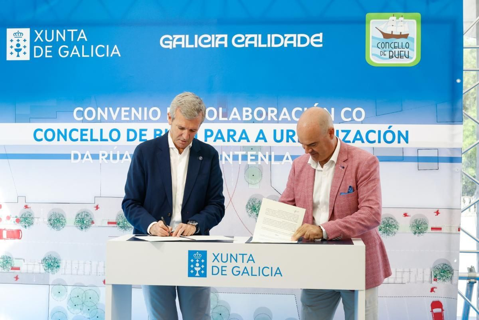 El presidente de la Xunta de Galicia, Alfonso Rueda junto al alcalde de Bueu, Félix Juncal en la firma del convenio.