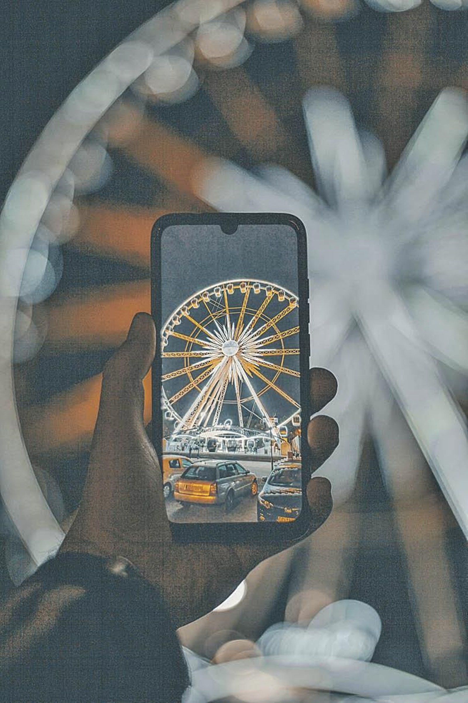 Una noria vista a través de la pantalla de un teléfono móvil.