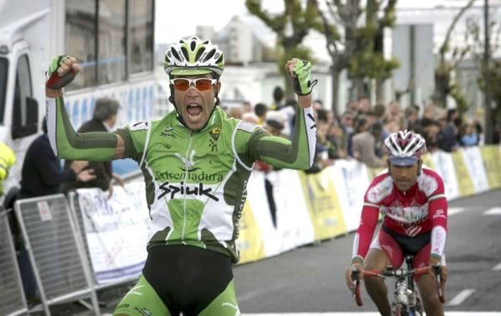 El ciclista gallego Enrique Salgueiro, a su llegada a la meta. (Foto: EFE)