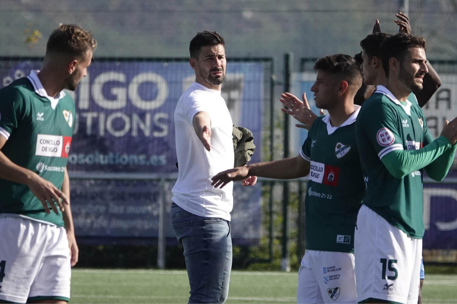 Gonza Fernández se dirige a sus jugadores en Fragoselo.

VICENTE ALONSO