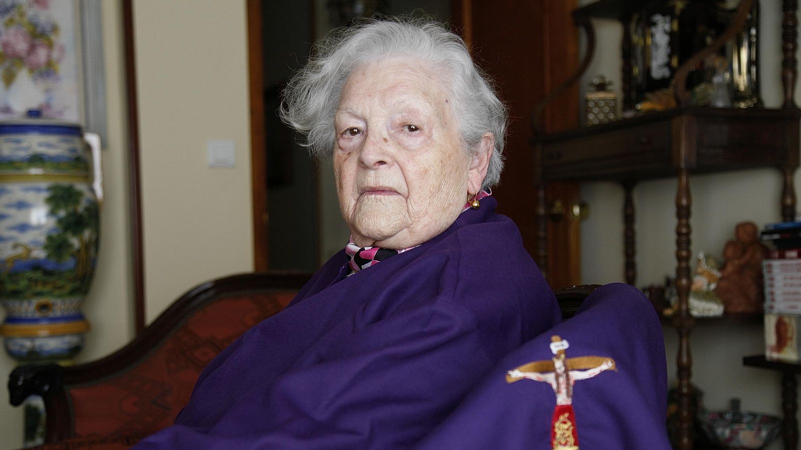 Carmen González, en el salón de su casa.