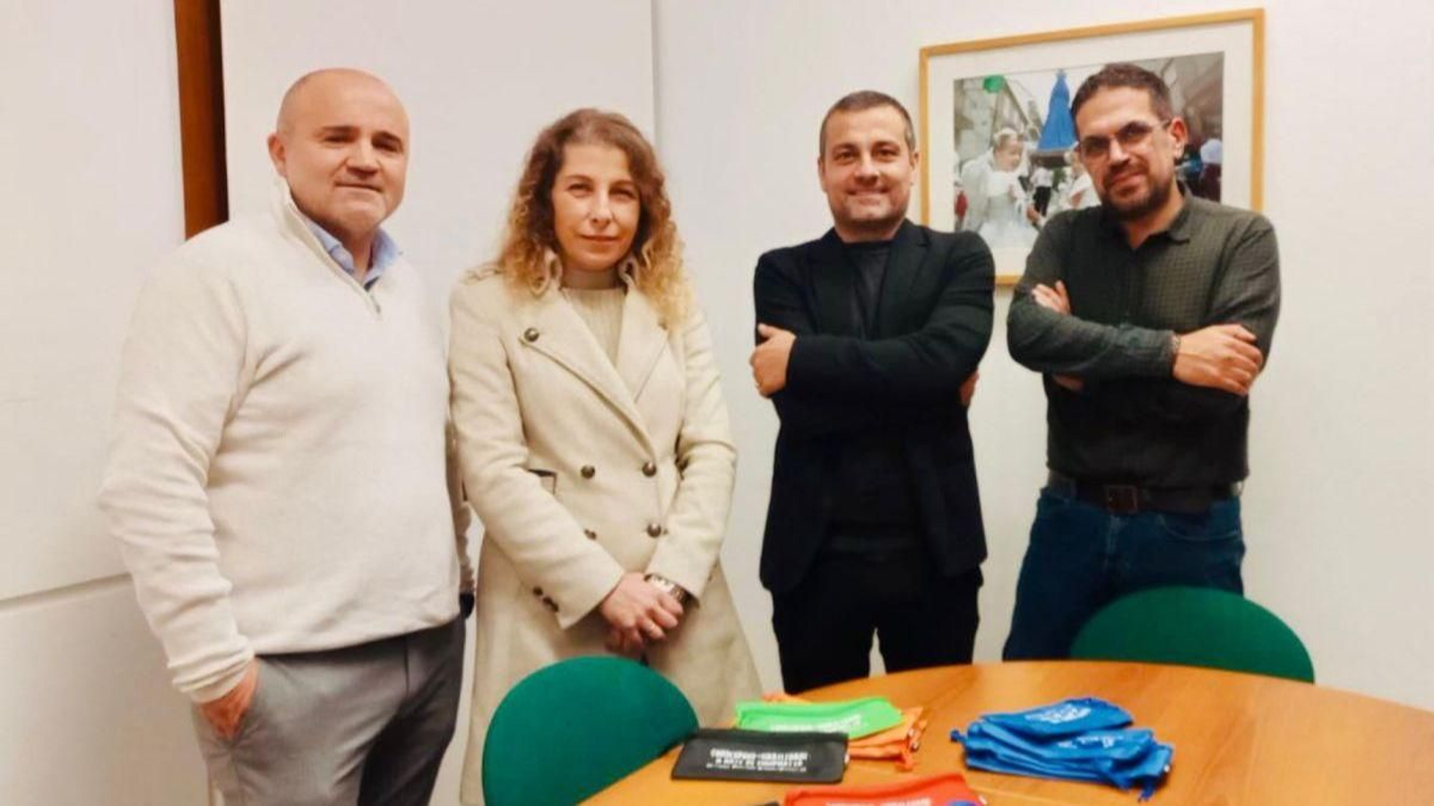 Miembros de la Federación de Anpas con los estuches.