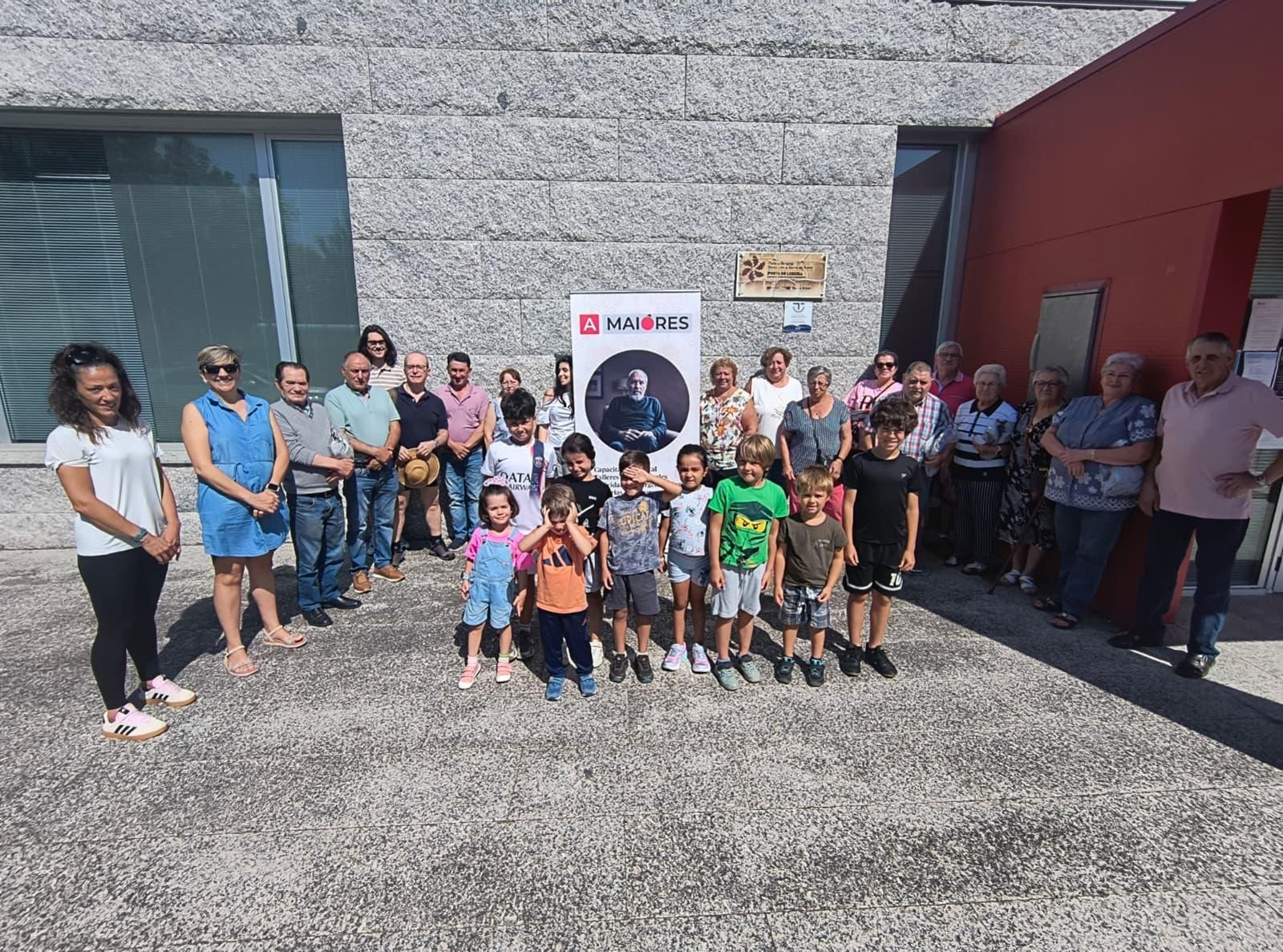 Los niños y mayores que participaron en la actividad de ayer.