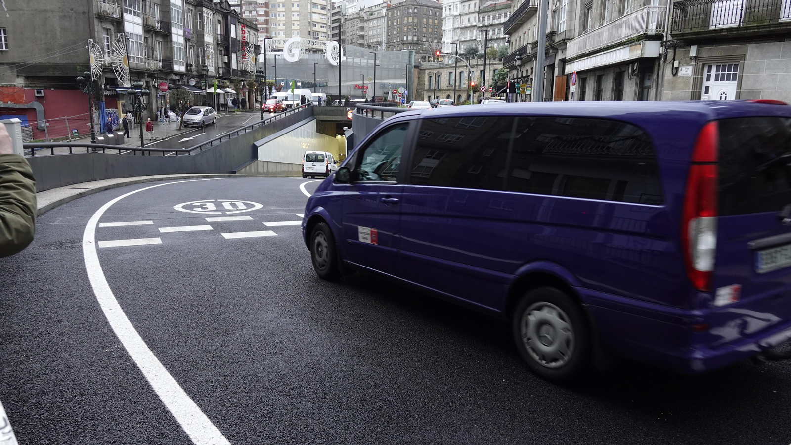 12-12-2022 VIGO FOTO VICENTE ALONSO. ATLANTICO DIARIO. TUENL DE RUA LEPANTO INAUGURACION CON ABEL CABALLERO . ENTRADA Y SALIDA PRIMEROS COCHES Y SEÑALIZCION AUSENTE DE AUTOVIA / AUTOPISTA
