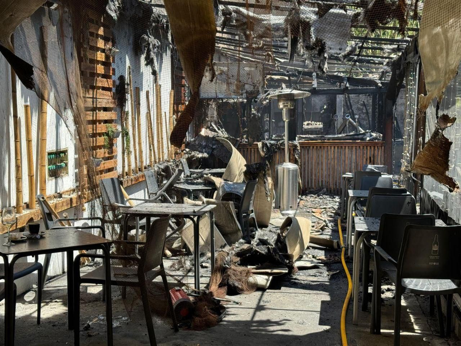 La terreza del local de Caldas, totalmente calcinada.
