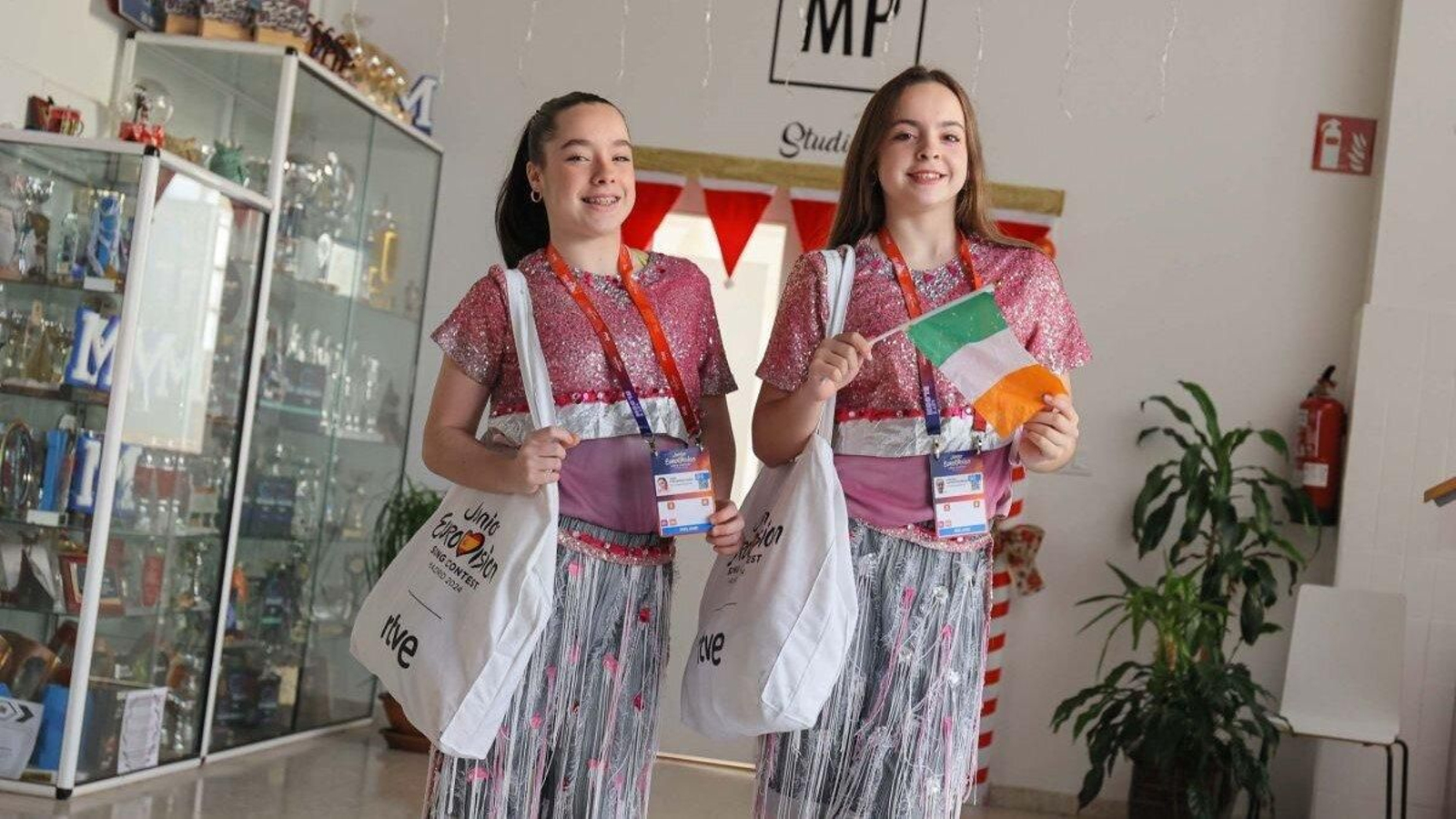 Vera Fernández y Cristina Alonso posan en la escuela Media Punta con el traje de su actuación.