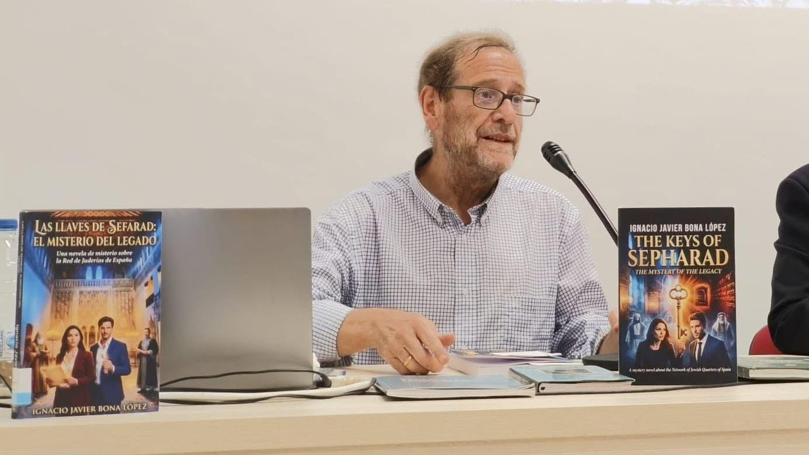 El arqueólogo, historiador y divulgador cultural Javier Bona en una presentación del libro.