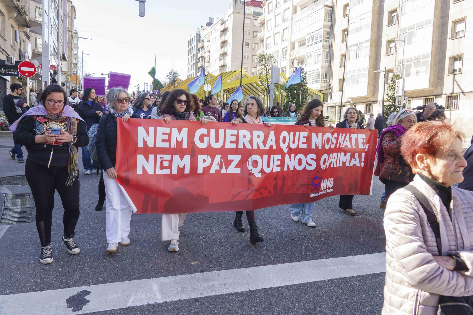 Galería | Las calles de Vigo se pintan de morado por el Día Internacional de la Mujer
