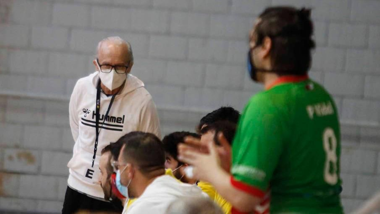 Fran Teixeira, en su último partido en la banda del pabellón de Chapela, el pasado mayo.

J.V.LANDÍN