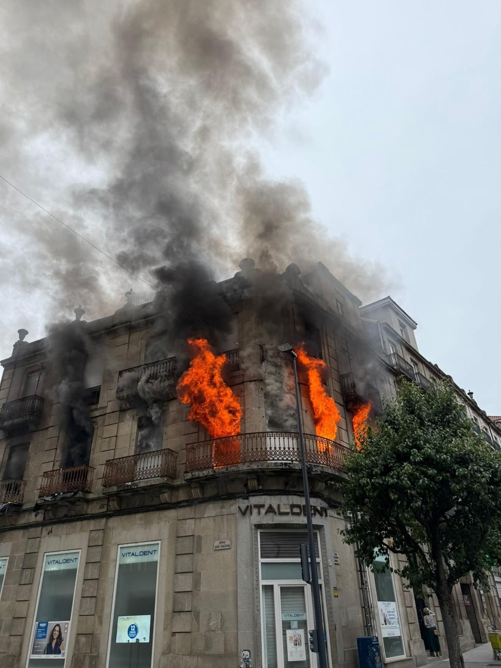 Galería | Así fue el voraz fuego que calcinó un edificio en A Ponte, en imágenes