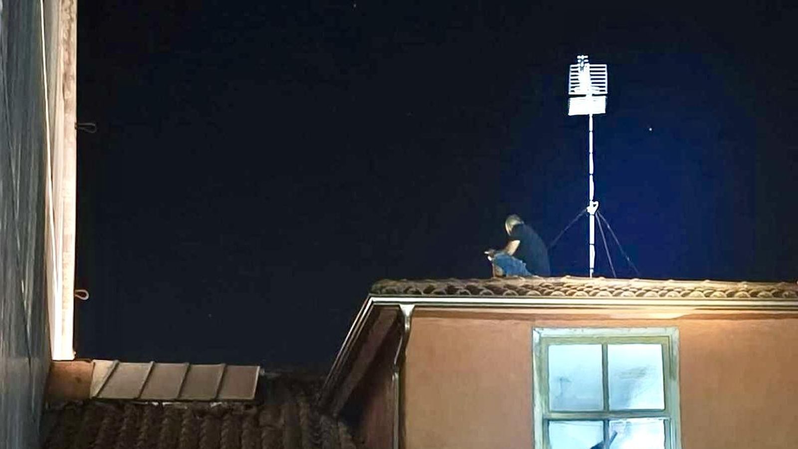 El hombre en la calle Xesús Soria, donde se encontraba oculto en una zona elevada próxima a una chimenea.