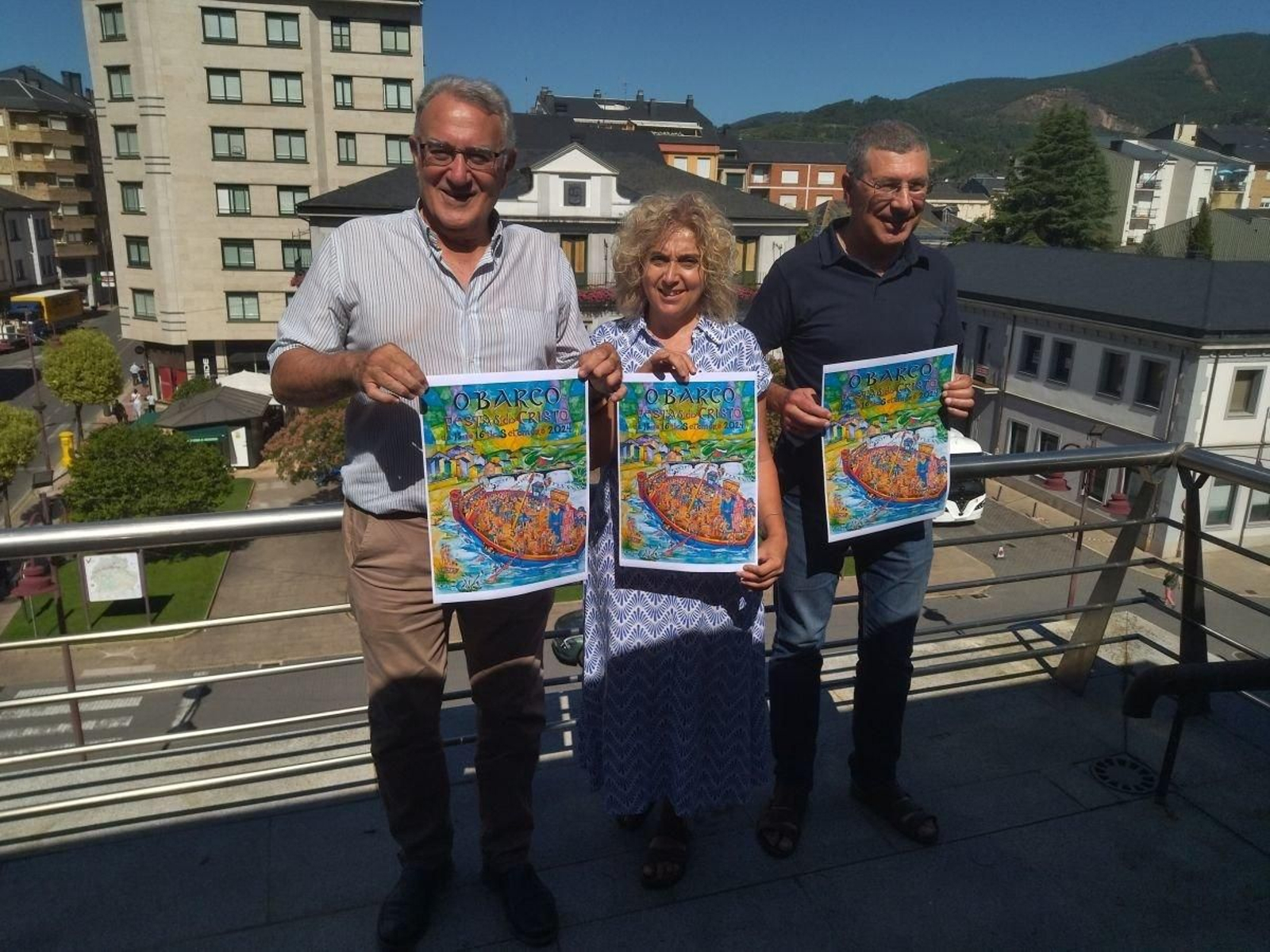 Alfredo García, Margarida Pizcueta y Aurentino Alonso, con el cartel de las fiestas.