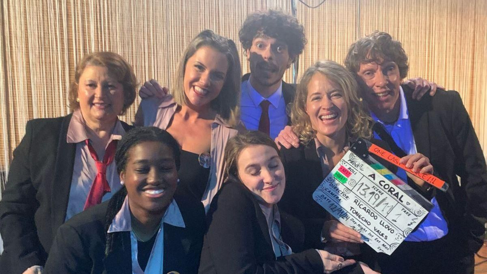 Marta Larralde, cos compañeiros de reparto en “A coral”.