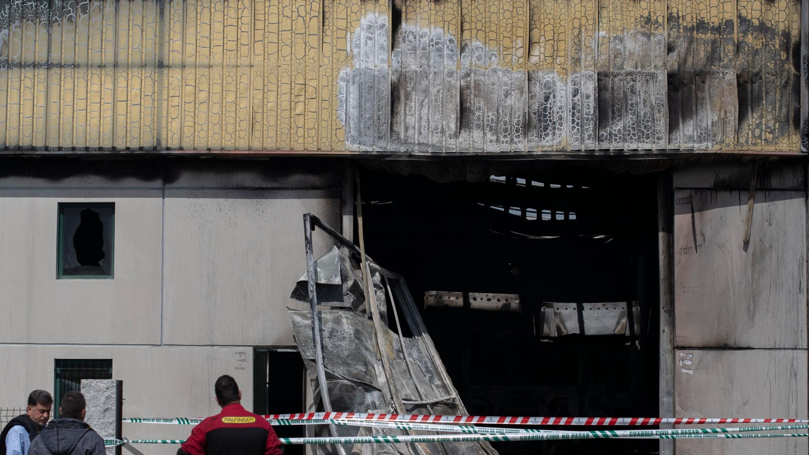 La fachada que prendió fuego en el polígono de San Cibrao