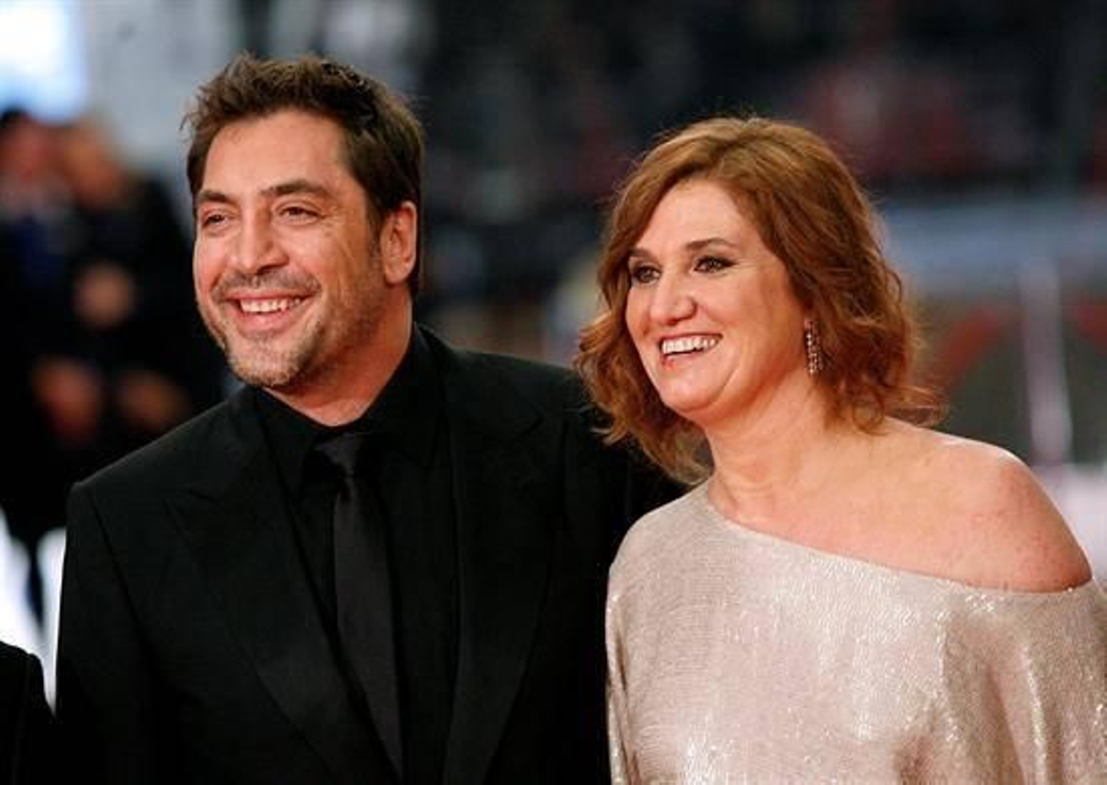 La actriz Ana Wagener, nominada a la amejor actriz de reparto por Biutiful, y el actor Javier Bardem, nominado al mejor actor por Biutuful, a su llegada a la ceremonia de entrega de los Premios Goya. Foto: EFE