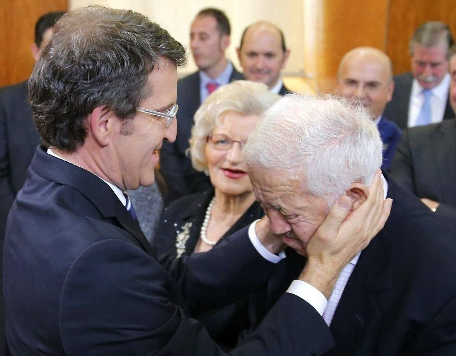 Núñez Feijóo abraza a su padre, en presencia de su madre, Sira Feijóo, tras el acto de toma de posesión como presidente de la Xunta, el 1 de diciembre de 2012 en Santiago de Compostela.