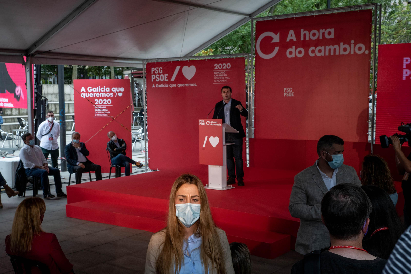 OURENSE (XARDÍNS DO POSÍO). 27/06/2020. OURENSE. El presidente del gobierno, Pedro Sánchez, acompaña al candidato a la Xunta de Galicia, Gonzalo Caballero y a Marina Ortega en un mitin del PSdeG-PSOE. FOTO: ÓSCAR PINAL