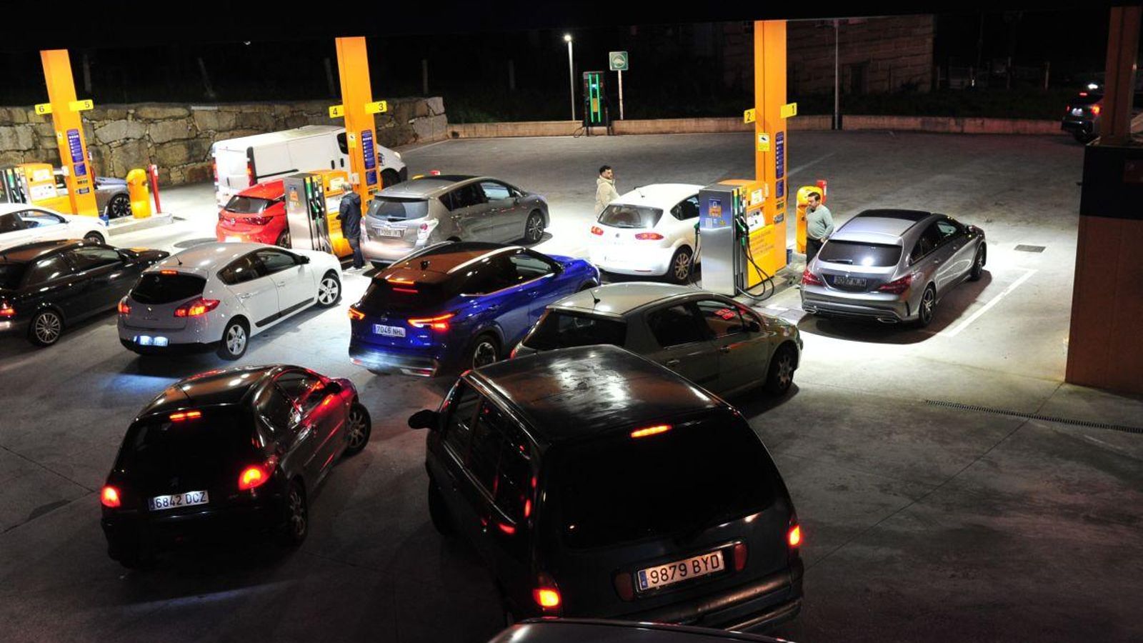 Colas de coches en una gasolinera de la ciudad.