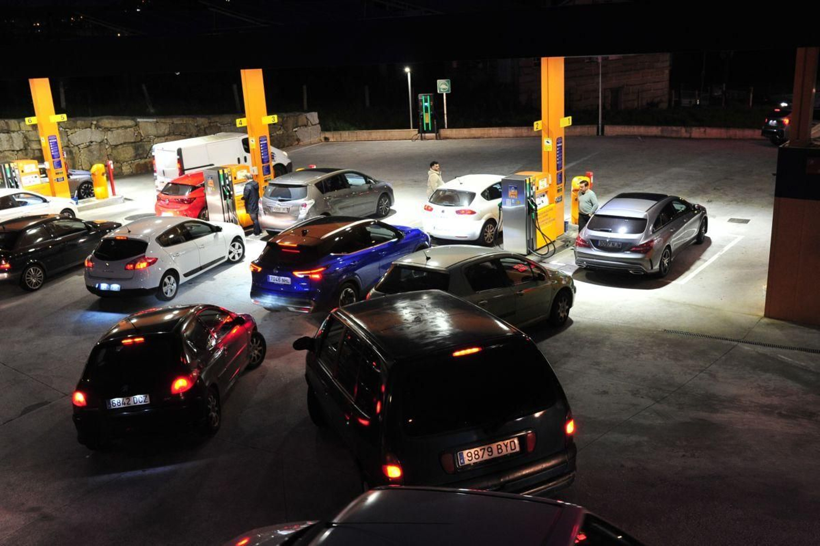 Colas de coches, ayer por la noche, en una gasolinera de la ciudad.