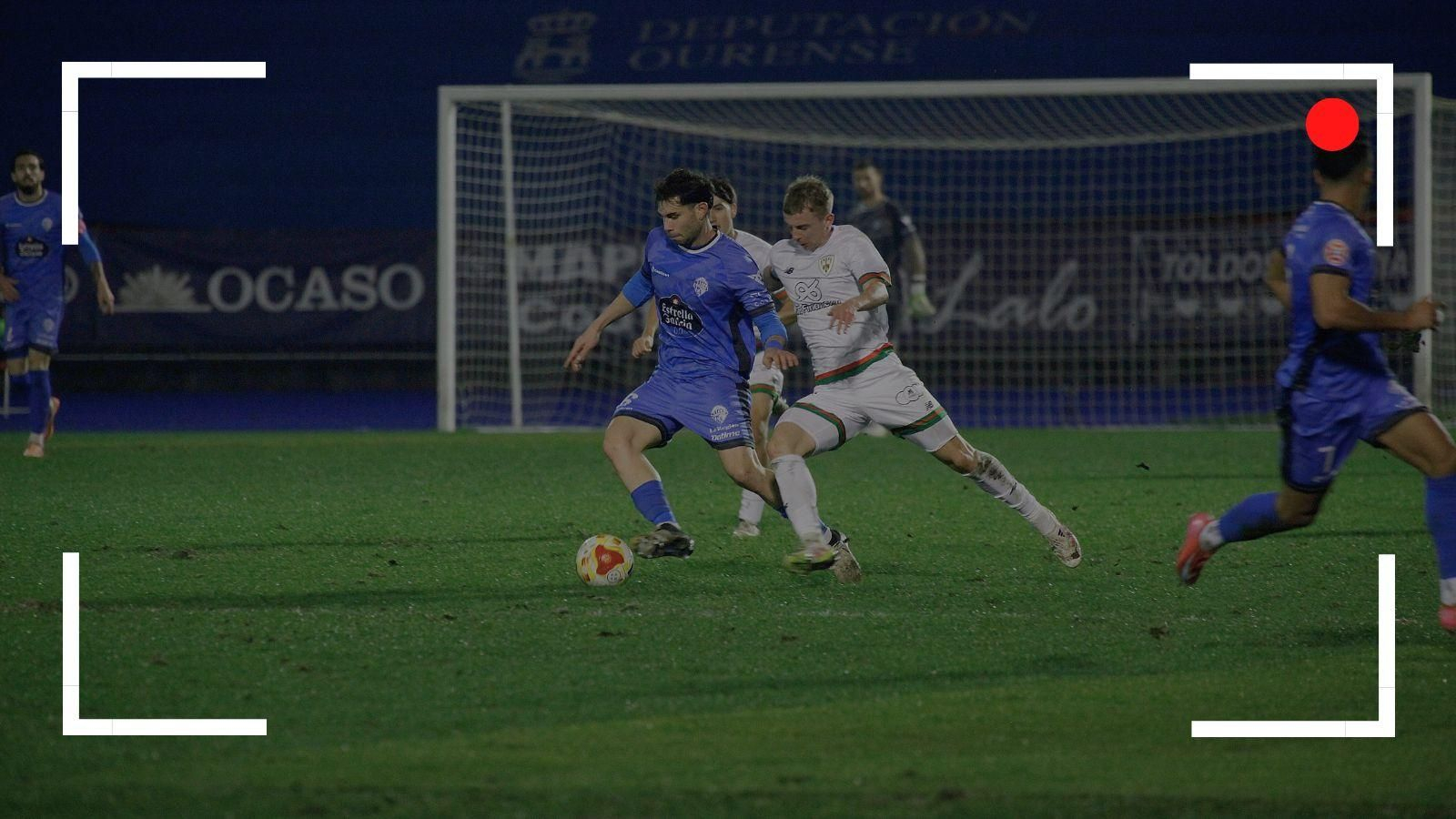 Nacho Castillo, jugador del Ourense CF, presionado por un jugador del Barakaldo.