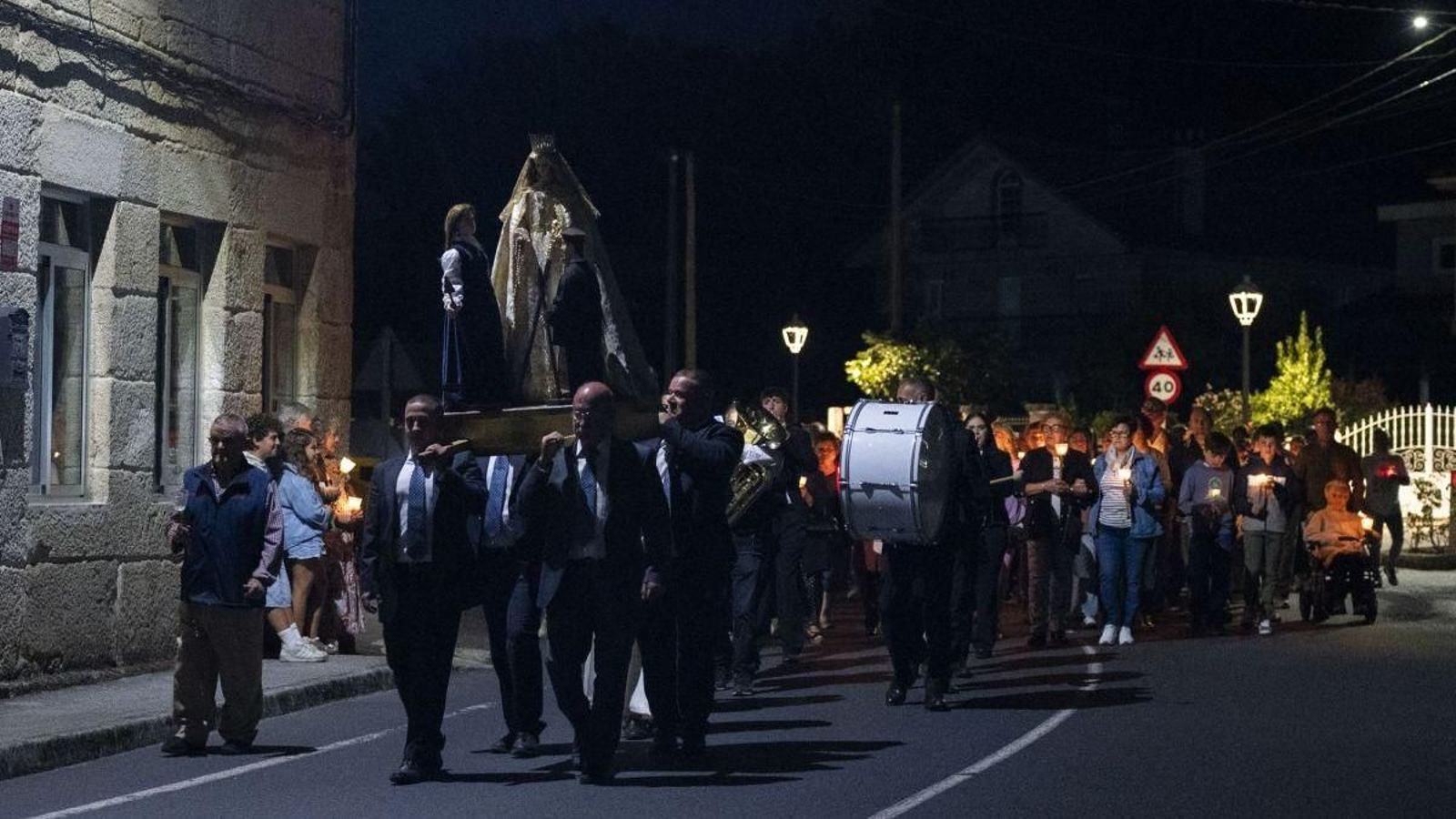 La imagen de la Virgen de la Saleta llevada por sus costaleros.