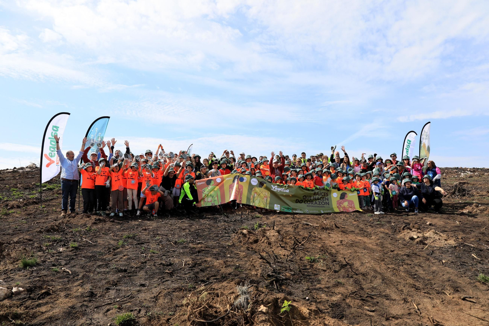 Galería | Numerosos niños reforestan A Caridade tras los incendios del pasado agosto