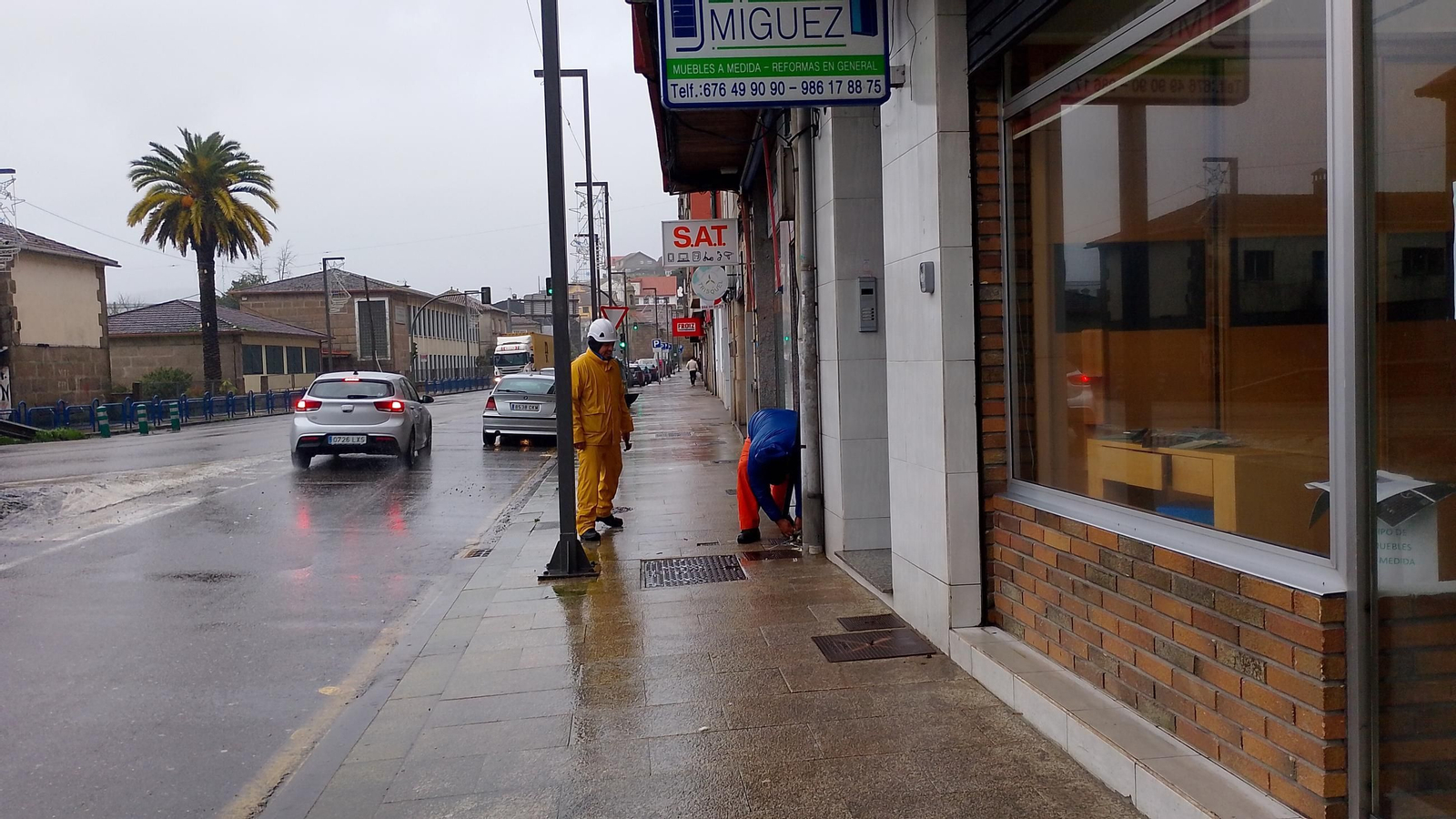 Tecnicos de telefonia revisando las instalacioens de General Rubín