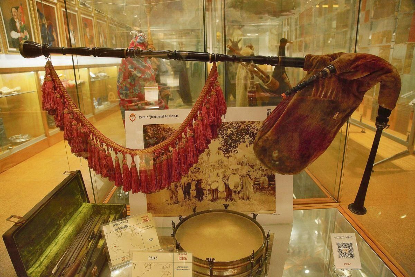 Los gallegos emigrantes en Cuba con frecuencia  construían gaitas para su uso y disfrute. A partir del siglo XVI las gaitas suelen adornarse con flecos, a veces con los colores de la bandera gallega.