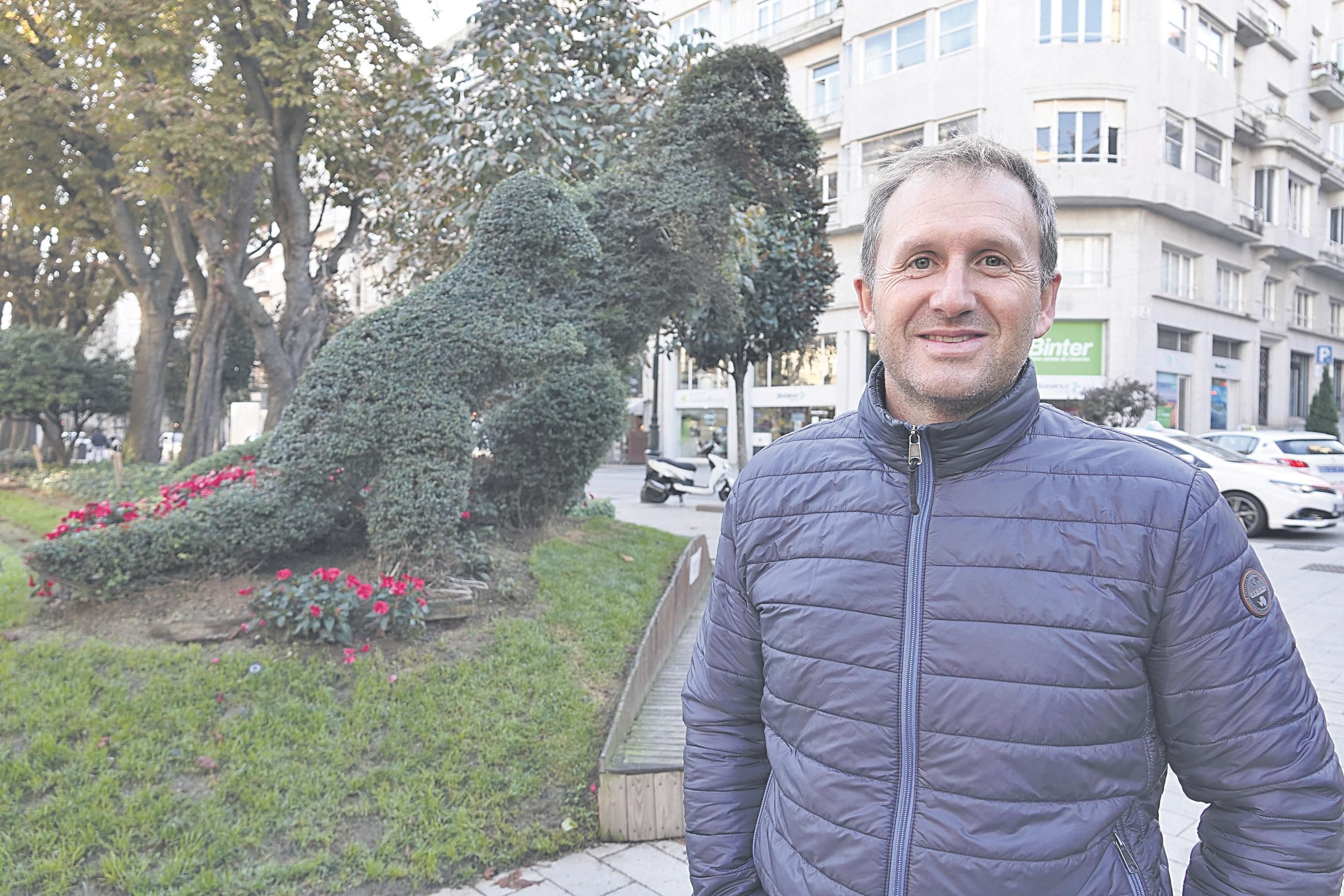 Jacobo Rodríguez, ayer en la Plaza de Compostela ante Dinoseto, el arbusto más conocido e icono de Vigo.
